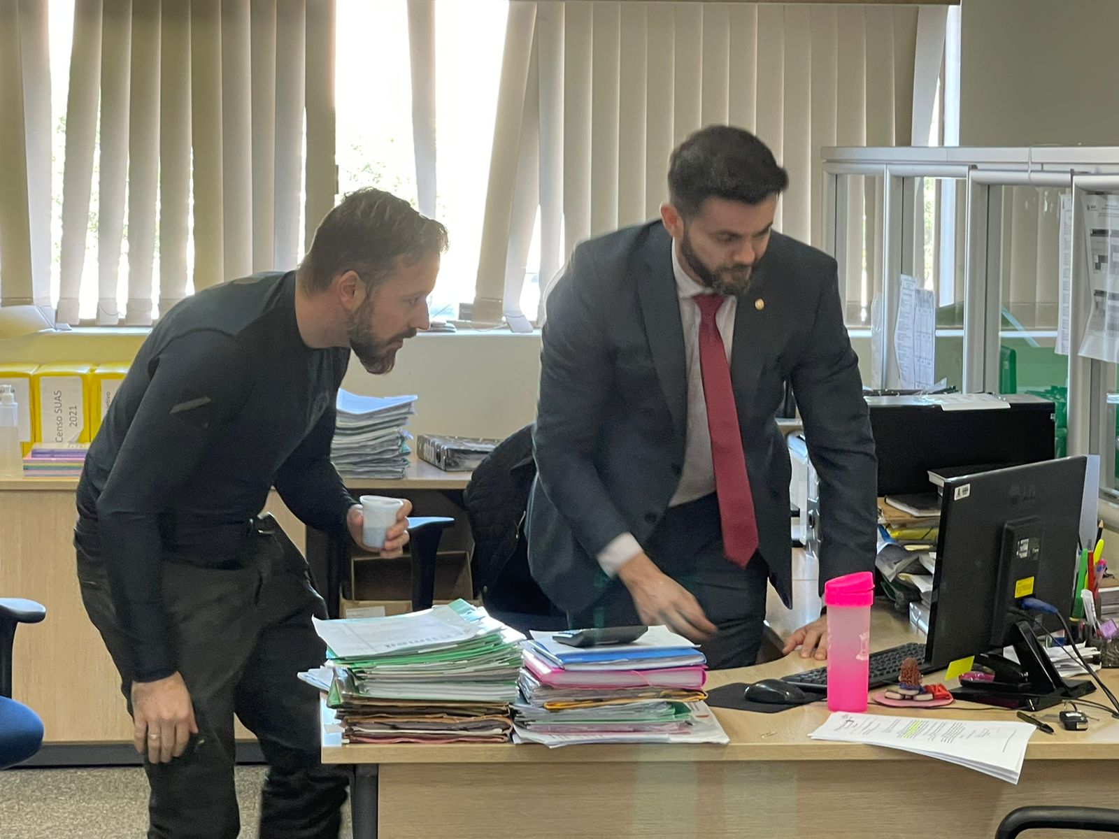 Delegado Filipe Davanço e Promotor Paulo Henrique na Semcias - Foto: Jornal da Nova